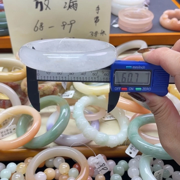 未镶嵌石英岩玉珠宝奇石
