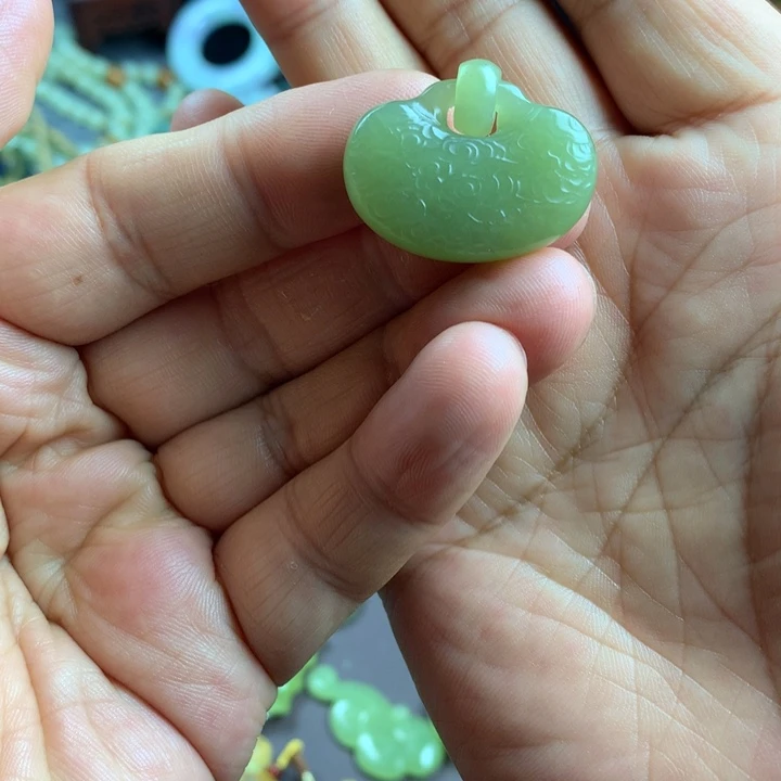 透闪石质玉未镶嵌吊坠(赠链)旖****i
