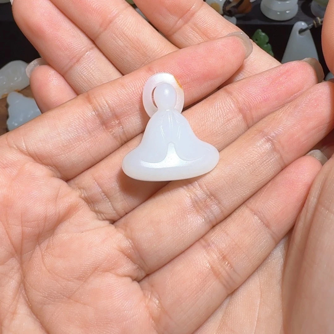 凉***栀和田玉未镶嵌颈饰