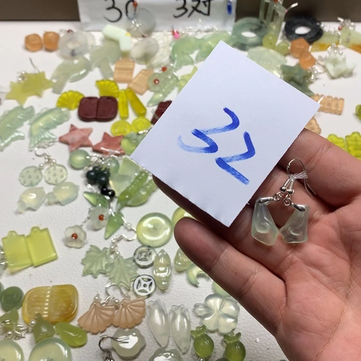蛇纹石玉合金耳钉瑶*