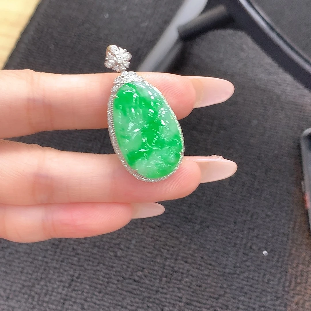 颈饰18K金镶嵌翡翠