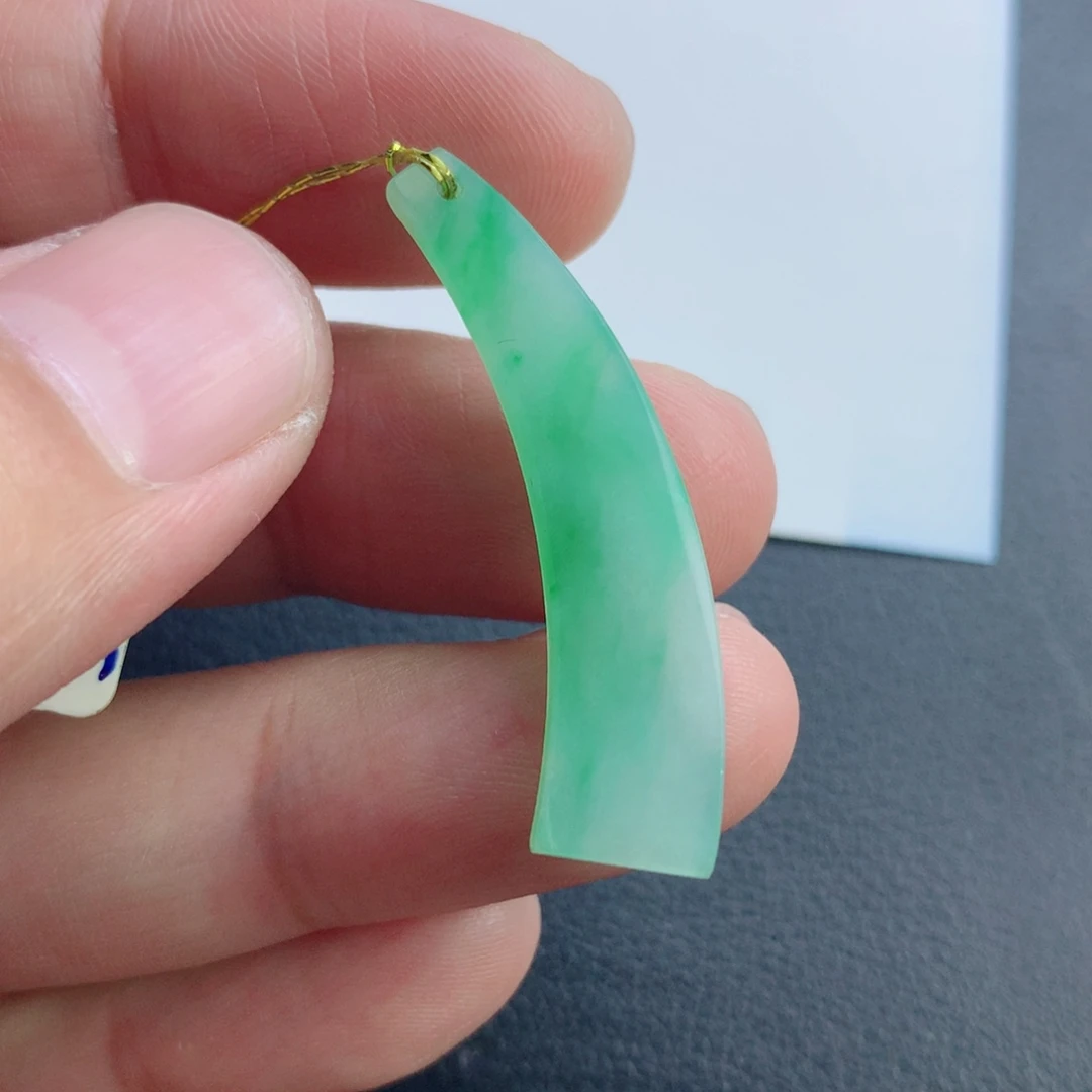 翡翠未镶嵌颈饰小刀