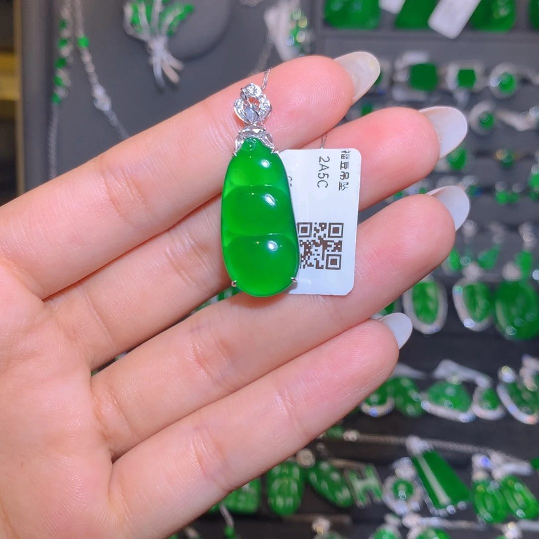 颈饰18K金镶嵌翡翠豆子