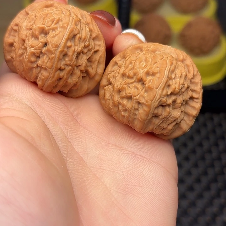 文玩核桃吊坠38闷白狮子头