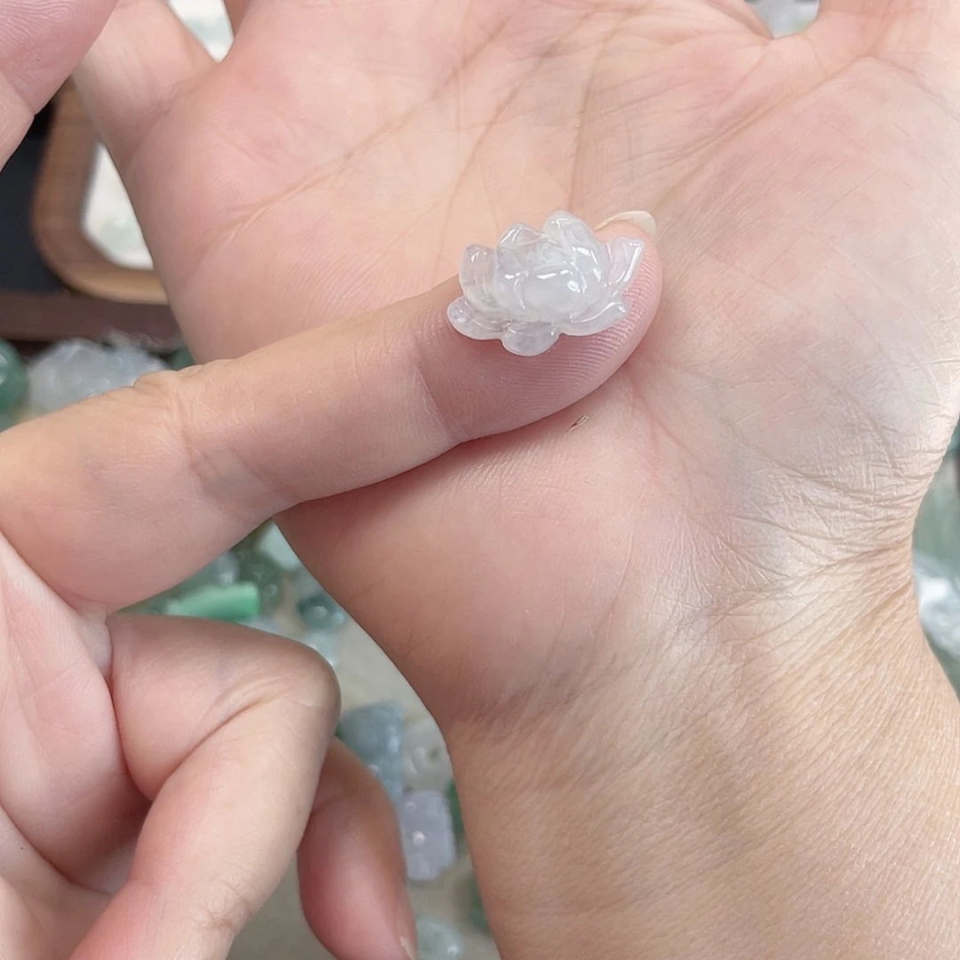 泠***翡翠未镶嵌颈饰莲花