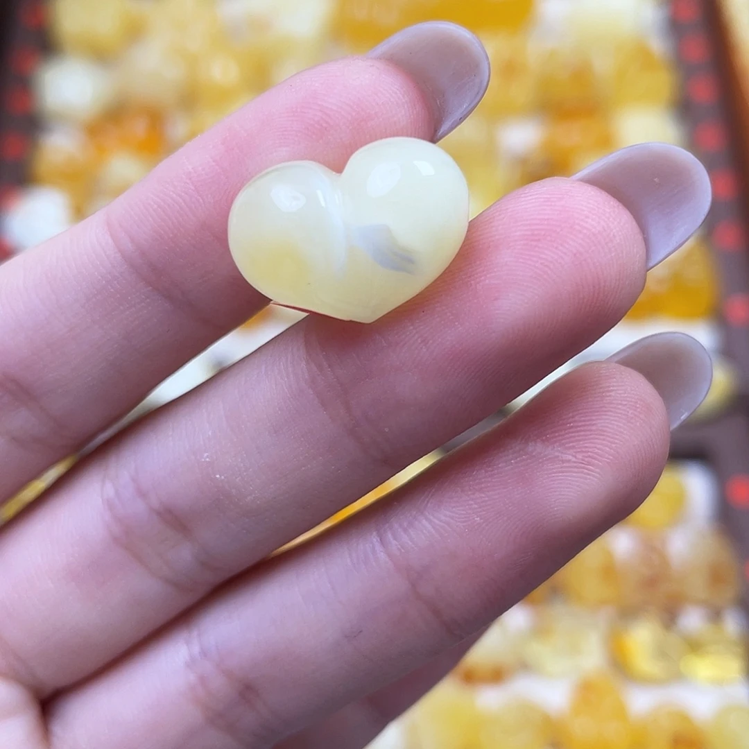 裸石琥珀未镶嵌屁桃