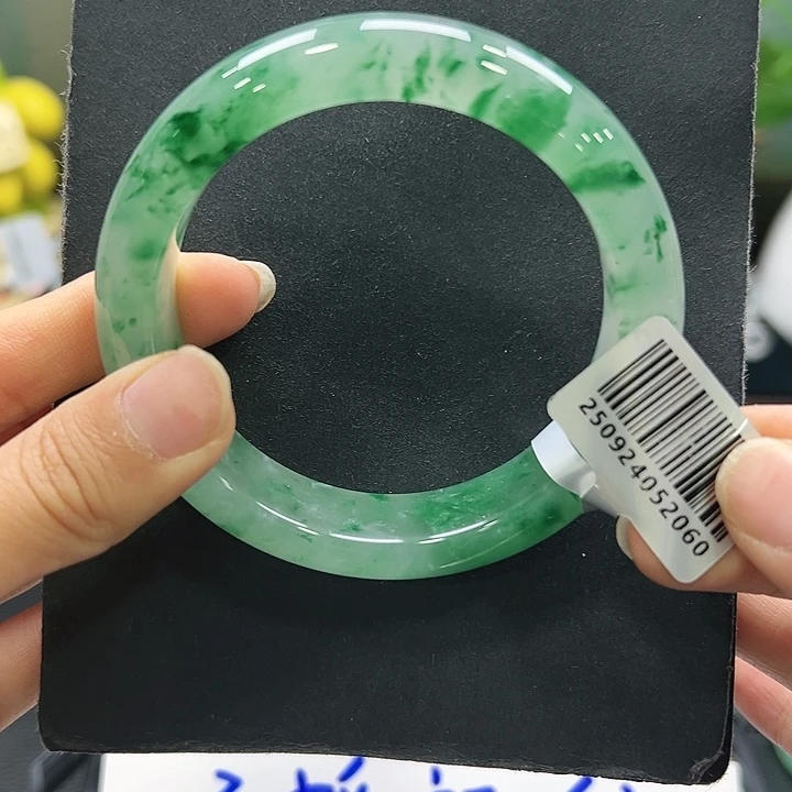 努***奴未镶嵌手镯石英质玉（非洲翠）