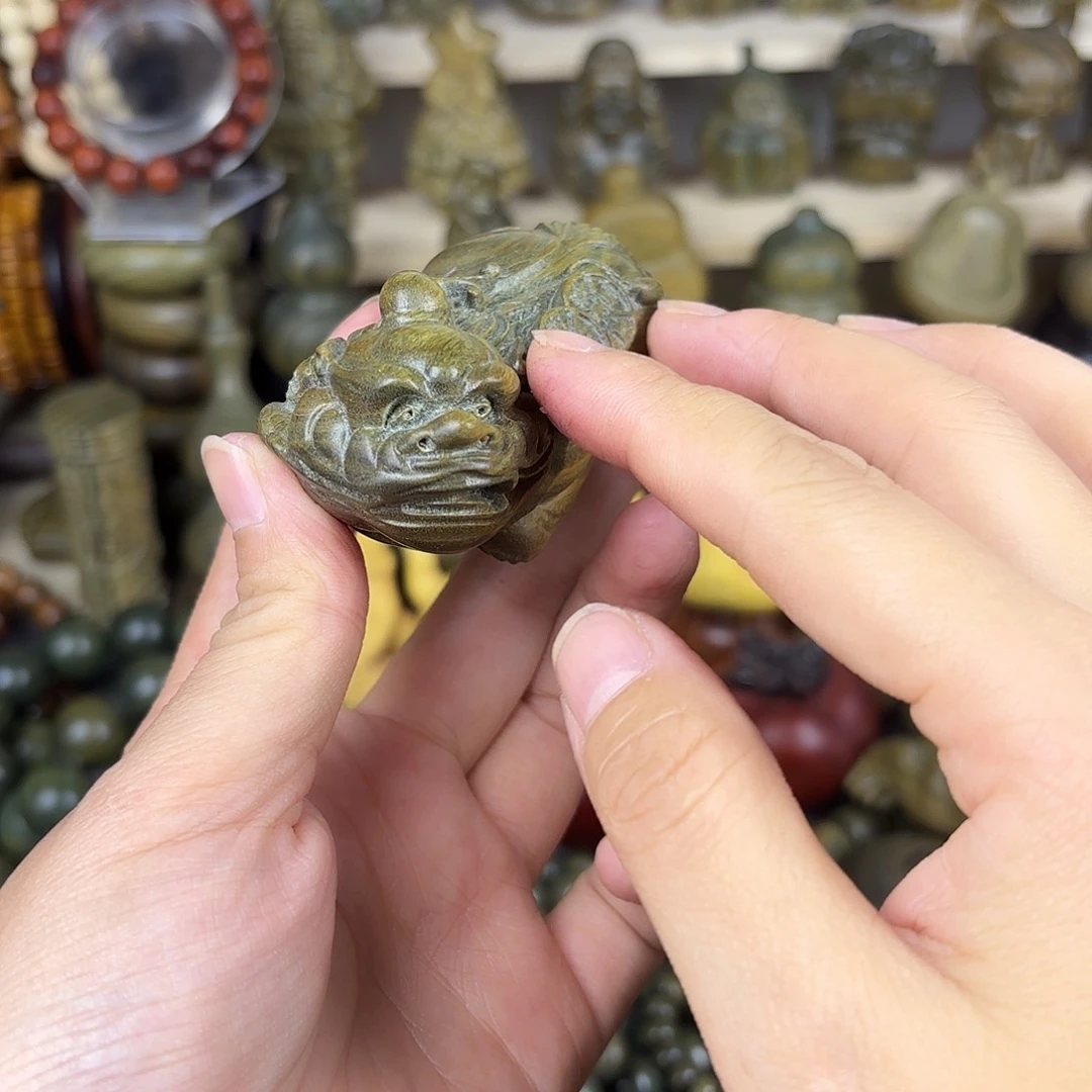 绿檀木貔貅手把件