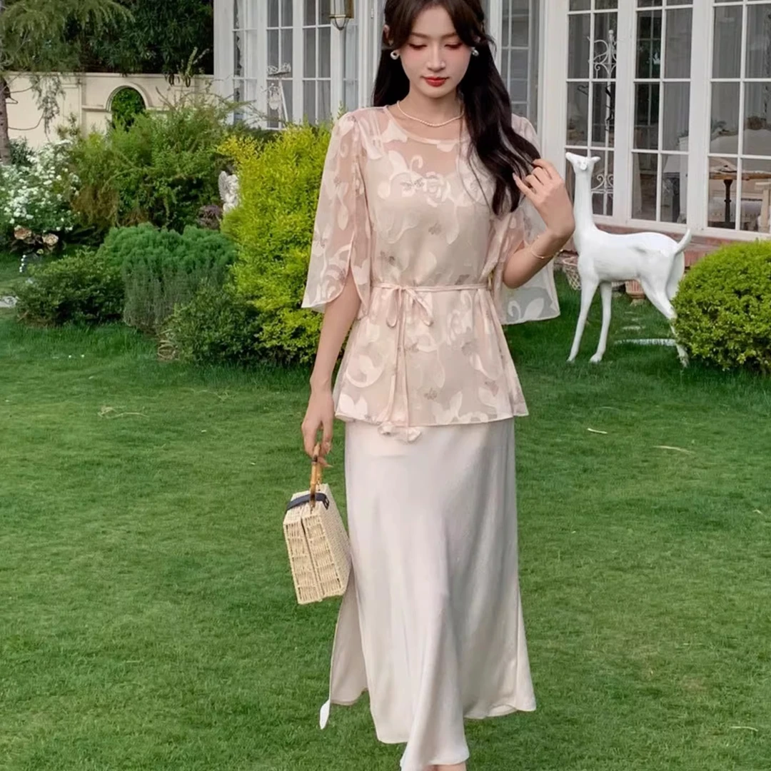 缎面收腰显瘦连衣裙女2025夏季新款气质设计感镂空碎花网纱两件套