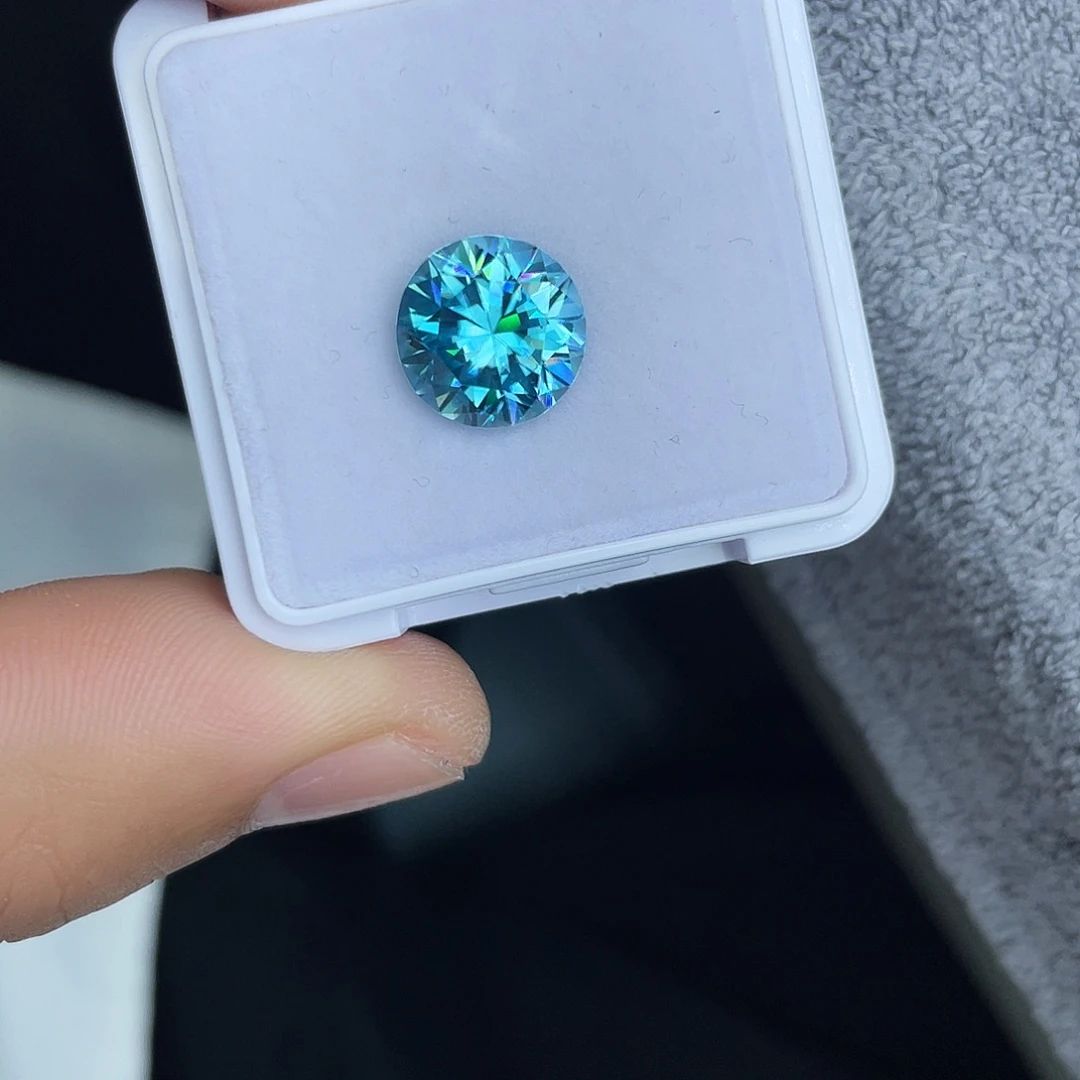 未镶嵌天然锆石裸石7.307Ct。