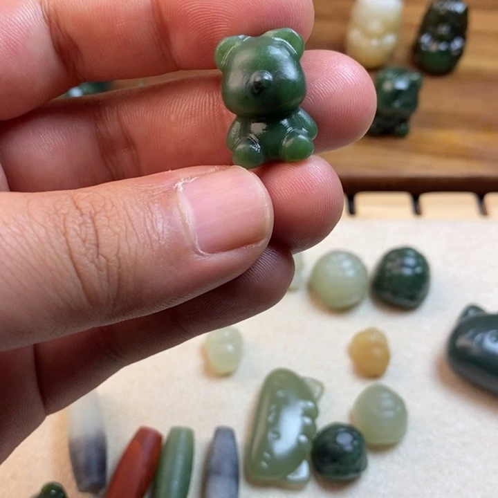 暖****和田玉未镶嵌颈饰