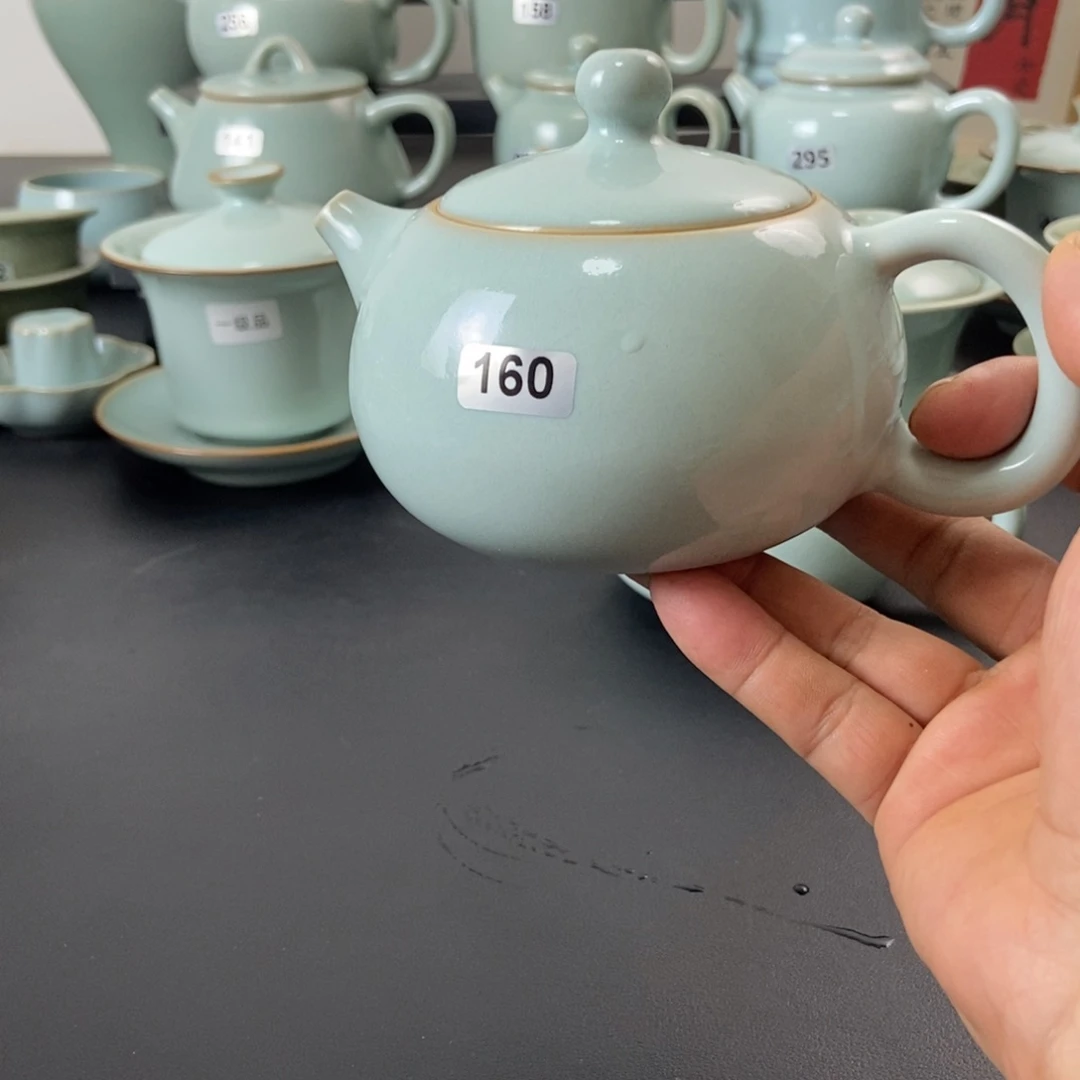微瑕天青釉手工西施壶