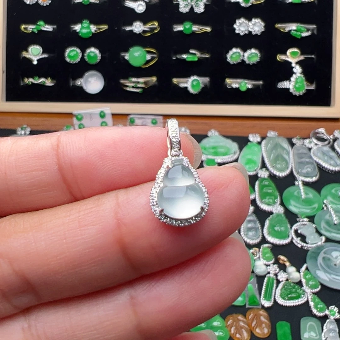 颈饰18K金镶嵌翡翠葫芦