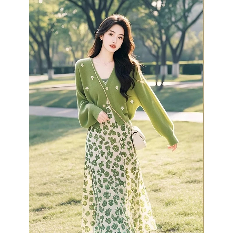 2025早秋搭配一整套轻奢高级感女人味绿色针织开衫连衣裙女装套装