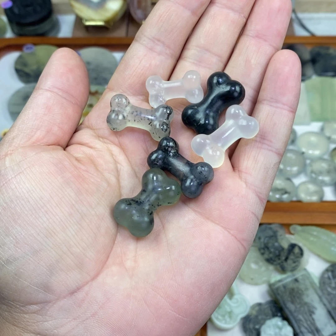 岫玉未镶嵌颈饰岫玉骨头吊坠多样性发其中之一