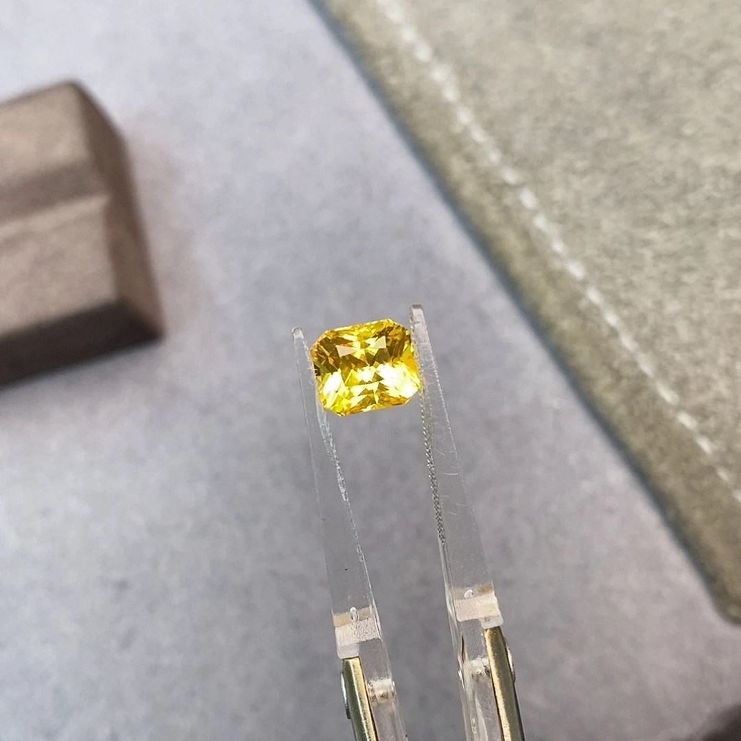 彩色蓝宝石裸石2.52ct 金丝雀