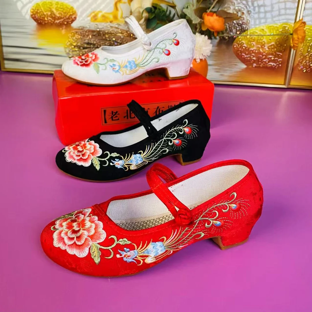 老北京布鞋广场舞红色舞蹈鞋时尚民族风妈妈鞋旗袍汉服女士绣花鞋