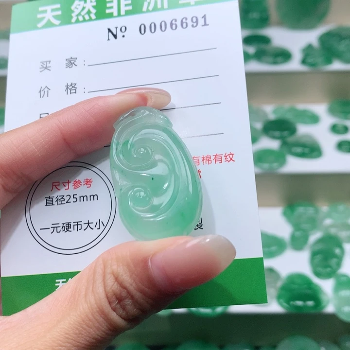 颈饰未镶嵌石英质玉