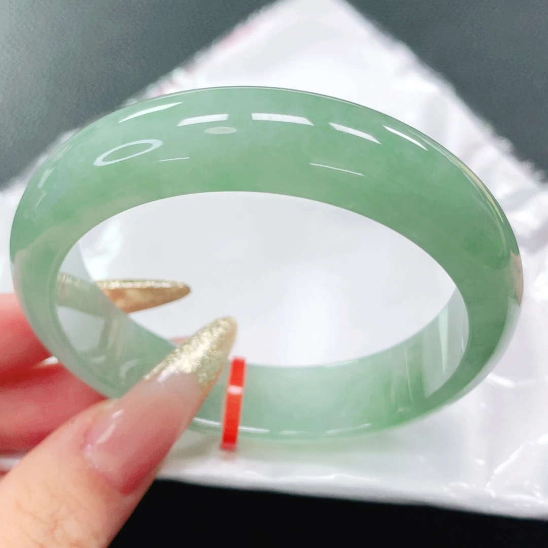 翡翠手镯未镶嵌55圈
