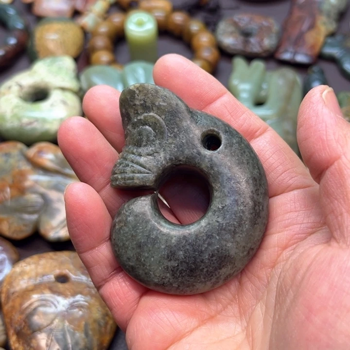 岫岩老玉（透闪石质玉）挂件未镶嵌拉***歌