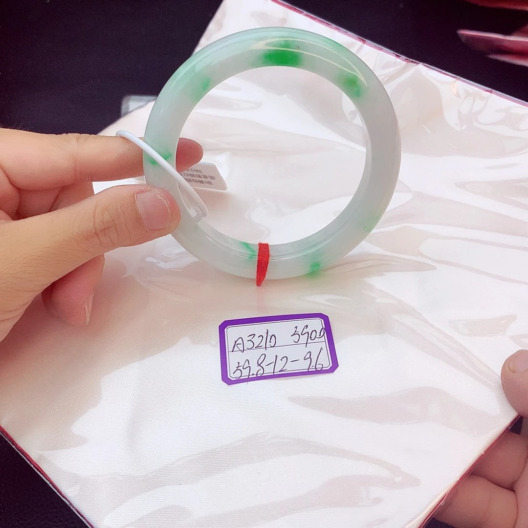 翡翠手镯未镶嵌翡翠