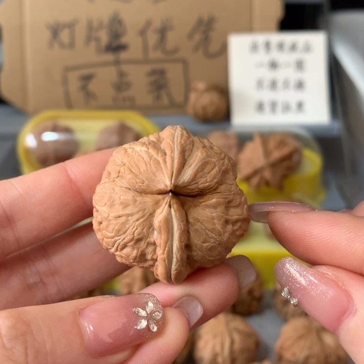 胖***禹文玩核桃吊坠异形单只，有瑕疵