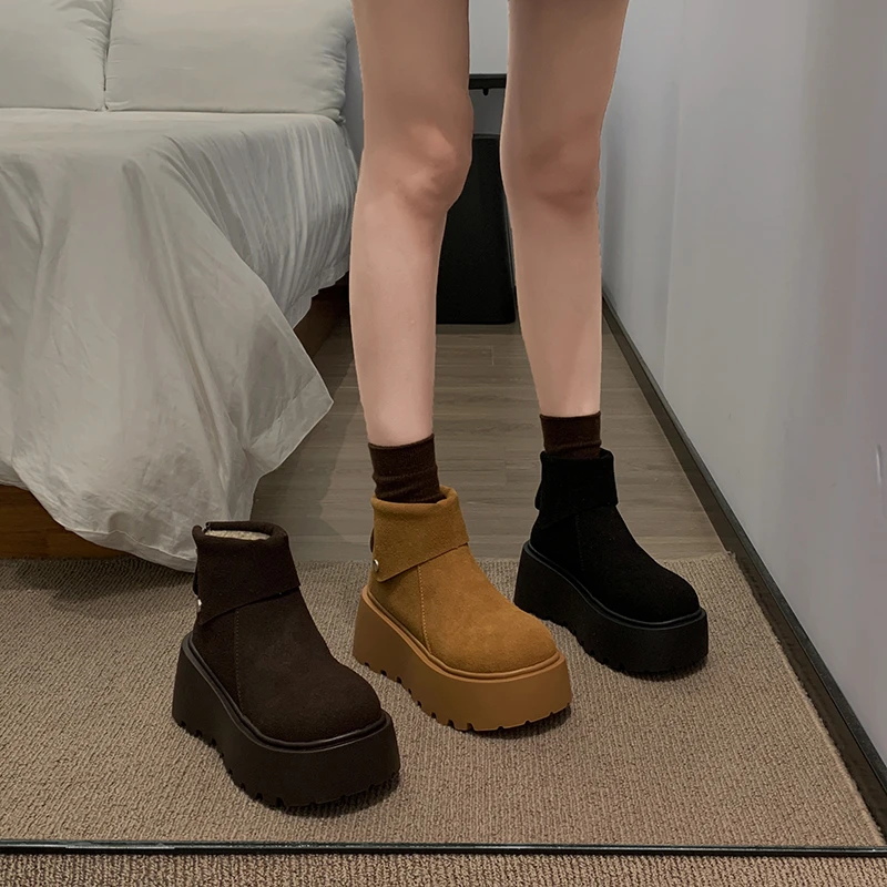 贾不假休闲靴女款2024冬季新款英伦风厚底时尚百搭圆头短筒雪地靴