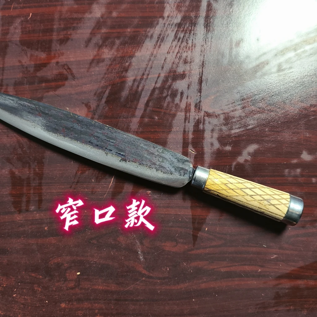 老铁匠锻打户外砍柴刀农用工具