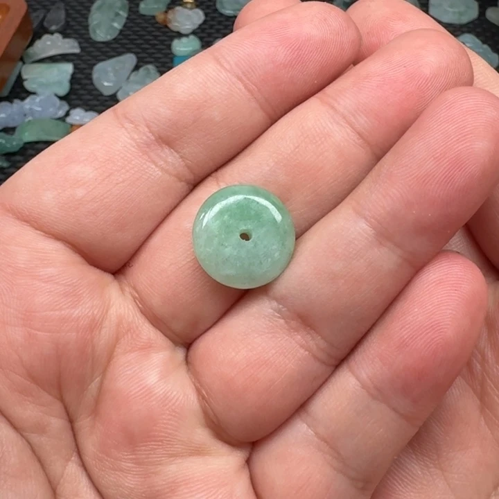 翡翠颈饰未镶嵌沧**粟翡翠