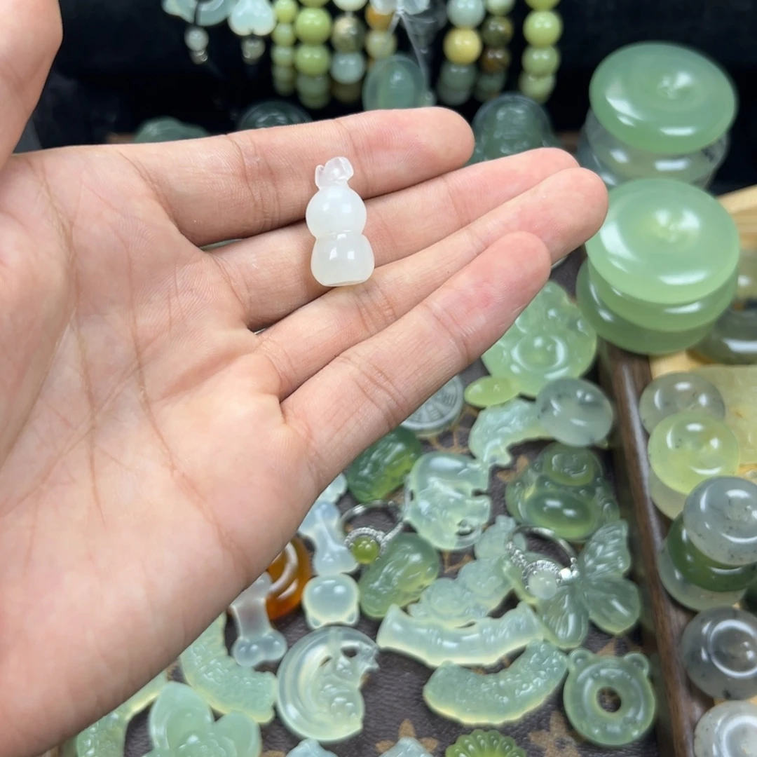 追****蛇纹石玉未镶嵌颈饰7号葫芦