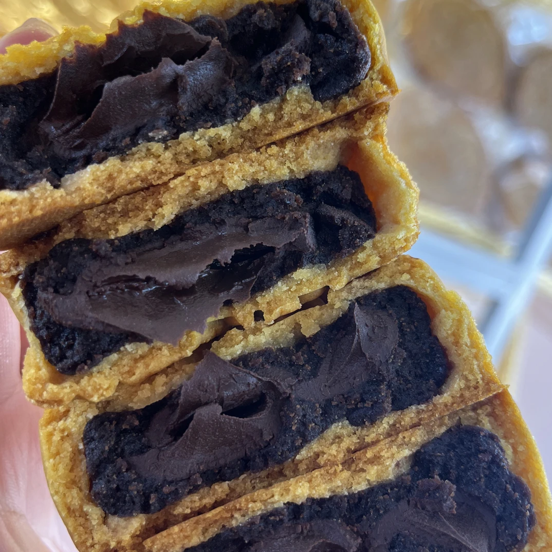 巧克力软月饼香甜可口美味糕点（德芙黑巧）