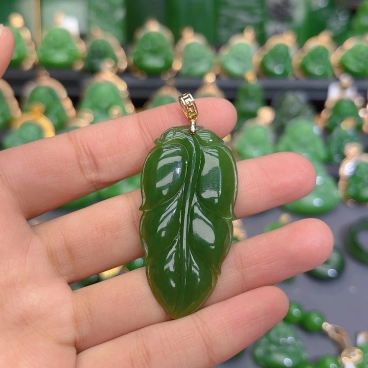 颈饰18K金镶嵌和田玉（碧玉）