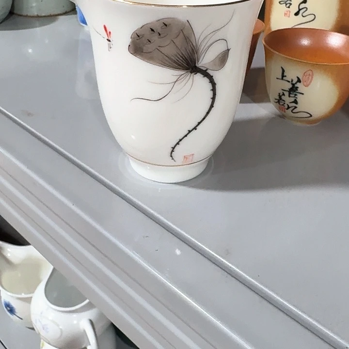 主人杯一个，瓷。。品茗