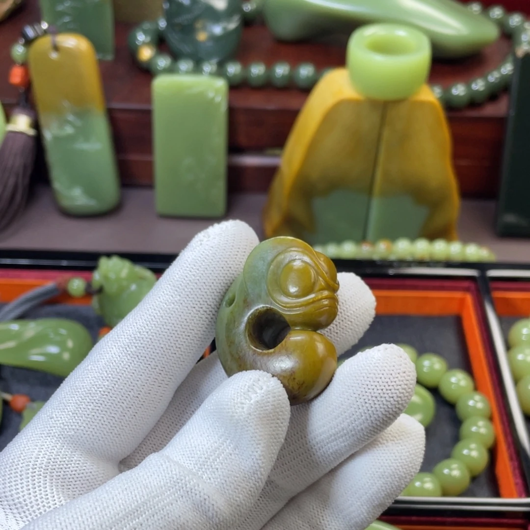 盛***国岫岩河磨玉（透闪石质玉）未镶嵌车挂