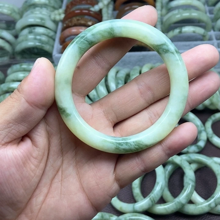 蛇纹石玉手镯未镶嵌带****?