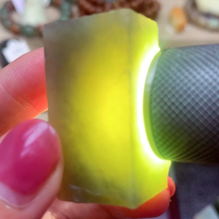 透闪石质玉未镶嵌珠宝奇石