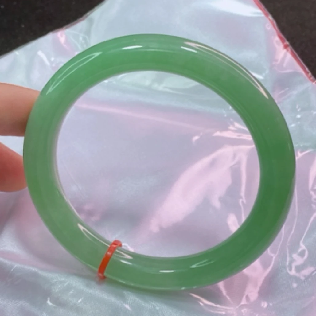 缅甸天然A货翡翠手镯冰透满阳绿圆条5859圈口高冰女款时尚绿色