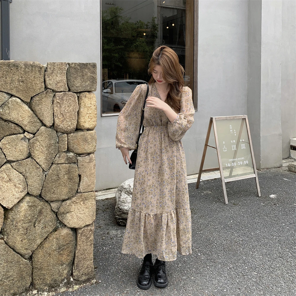 别致早秋v领2024法式大码连衣裙高腰新款韩国女装长袖鱼尾碎花