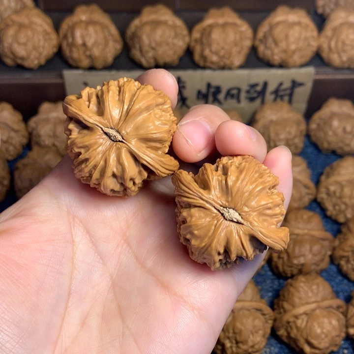 桃核吊坠马****尼白狮子