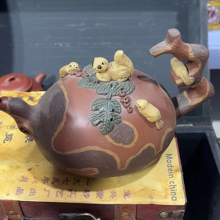 茶壶紫泥原矿泥料手工制作的一把紫砂壶。