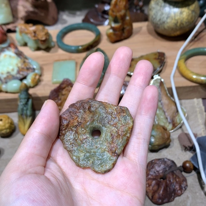 未镶嵌岫岩河磨玉（透闪石质玉）挂件