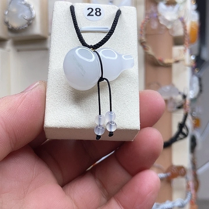 石英质玉颈饰未镶嵌小***?