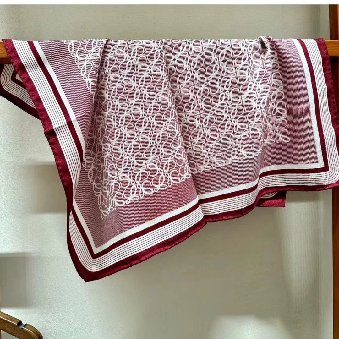 红色【经典Loewe字母】新配色 65*65方巾   双面同色手工卷边