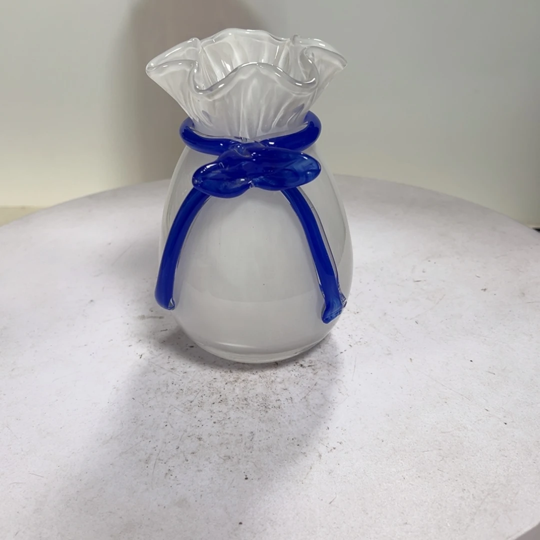 白瓷蓝带小花瓶高度14微瑕