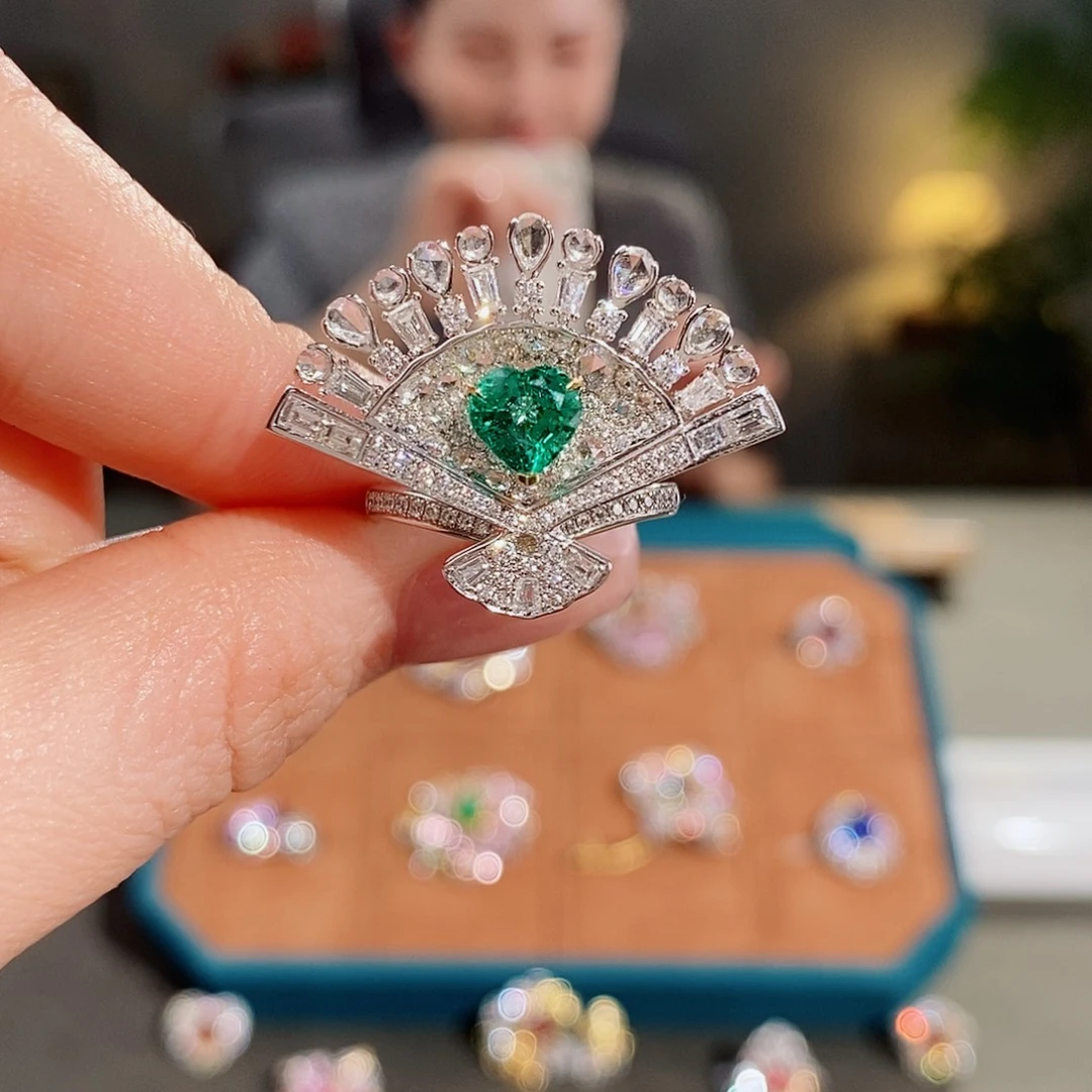 18K金镶嵌祖母绿戒指0.92ct