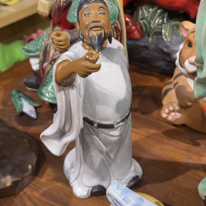 石湾公仔衬托盆景漂亮