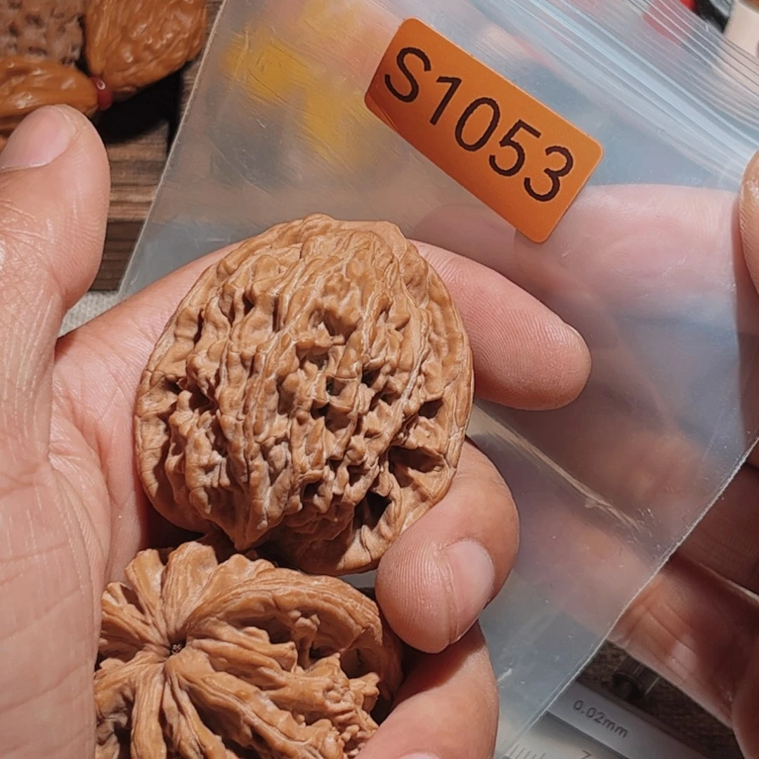 文玩核桃吊坠虎头