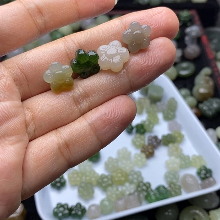 沫***沫和田玉未镶嵌颈饰