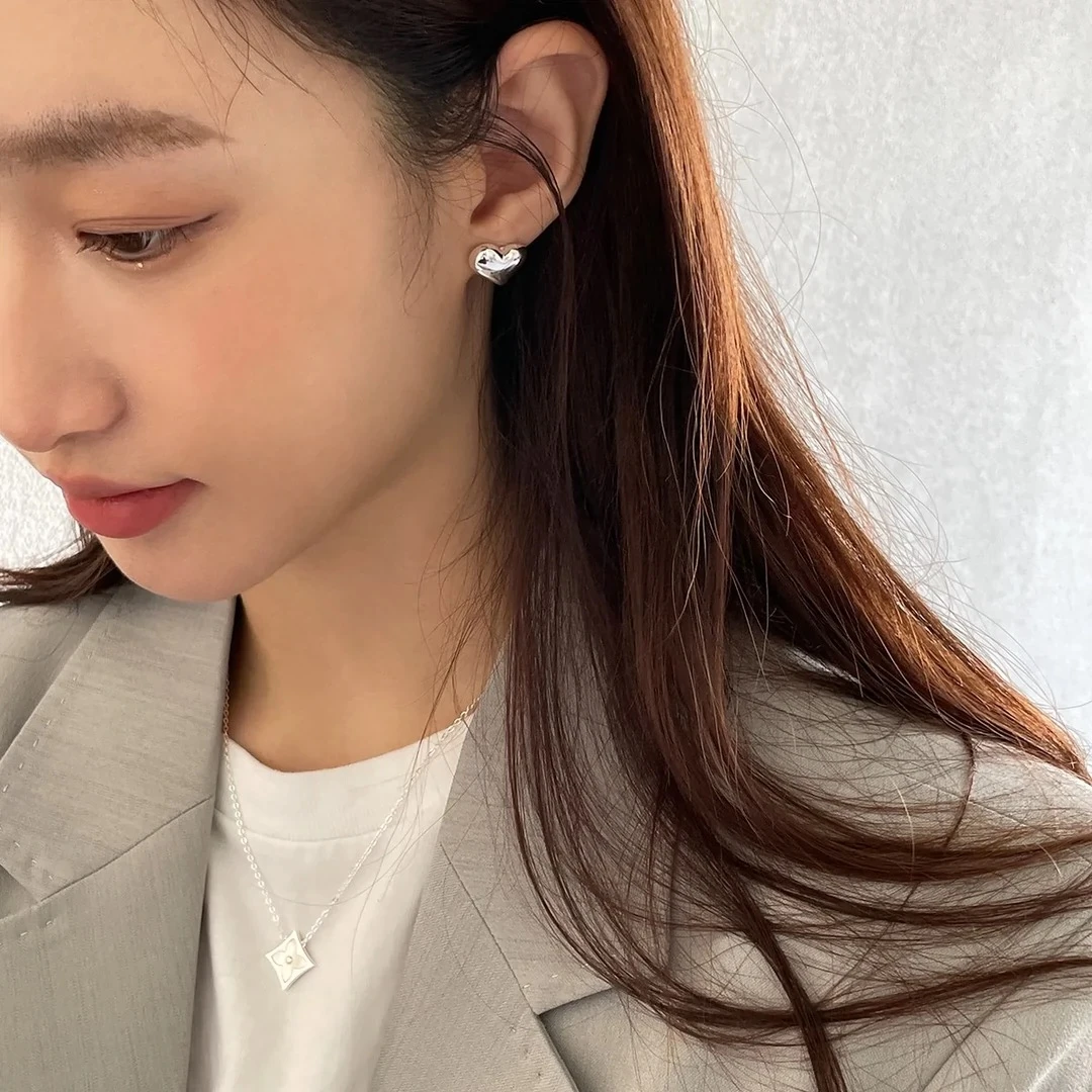 铜合金无非金属耳饰 爱心耳钉2024新款设计师款小众休闲百搭耳钉