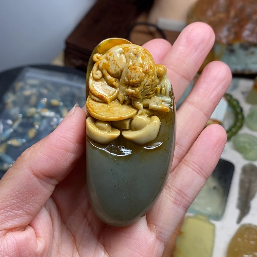 刘***嫚蛇纹石玉未镶嵌挂件